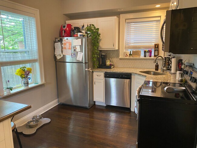 Building Photo - Large Spacious Home with 2 Car Garage in South Hampton