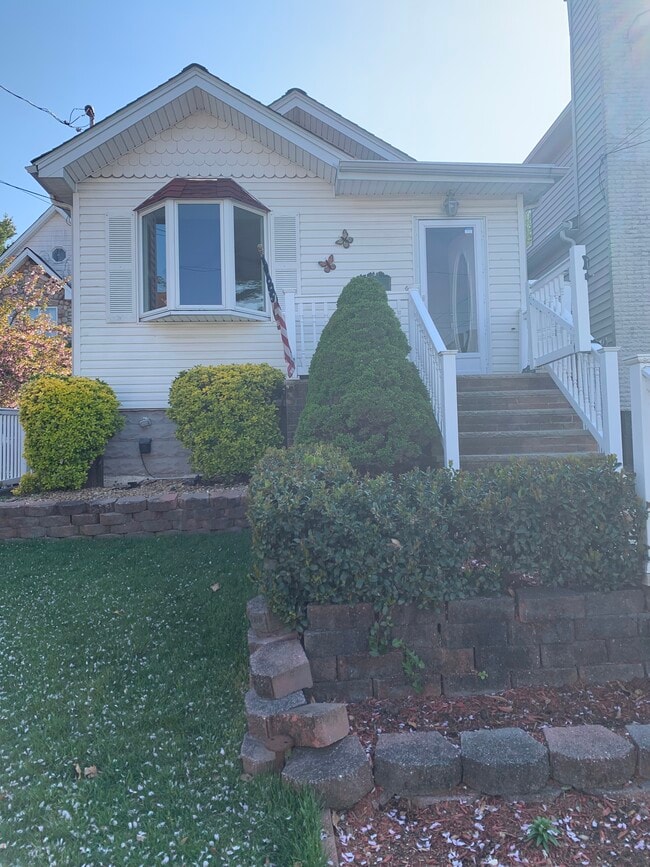 Building Photo - 52 Goodall St