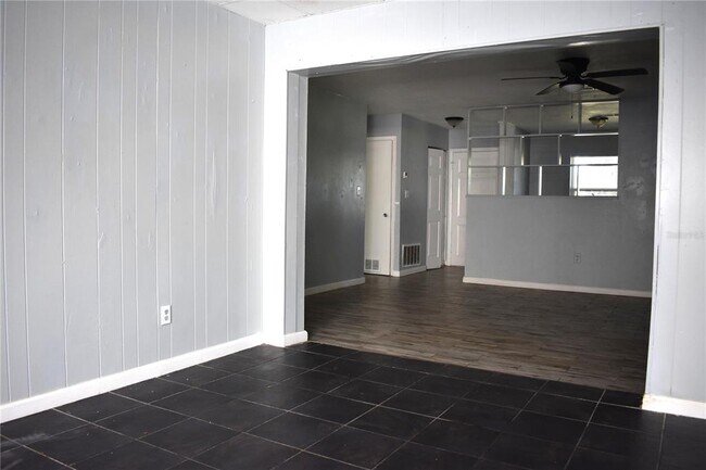 Building Photo - 5920 Riviera Dr