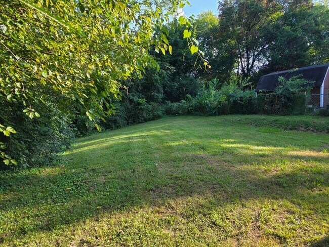 Building Photo - Knoxville 37921 - 3 bedroom 1 bath - call Lisa Vineyard or Shannon Russell 865-216-9334