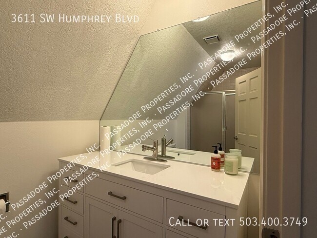 Building Photo - 3611 SW Humphrey Blvd