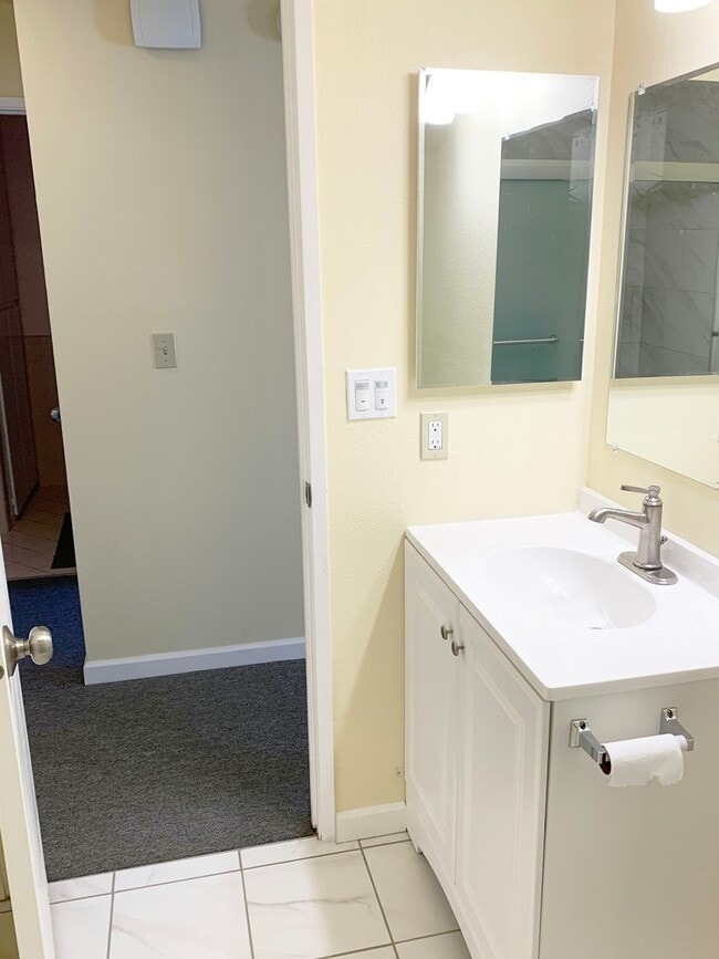Building Photo - SUNNYVALE - Beautifully remodeled condomin...