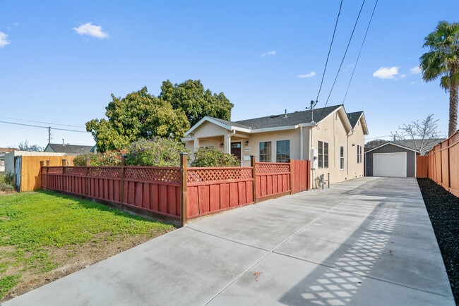 Building Photo - 4441 Davis St