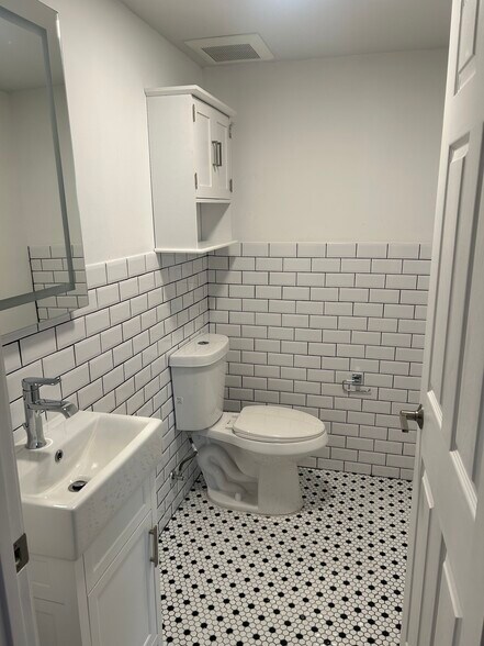 Building Photo - 1561 West Ave