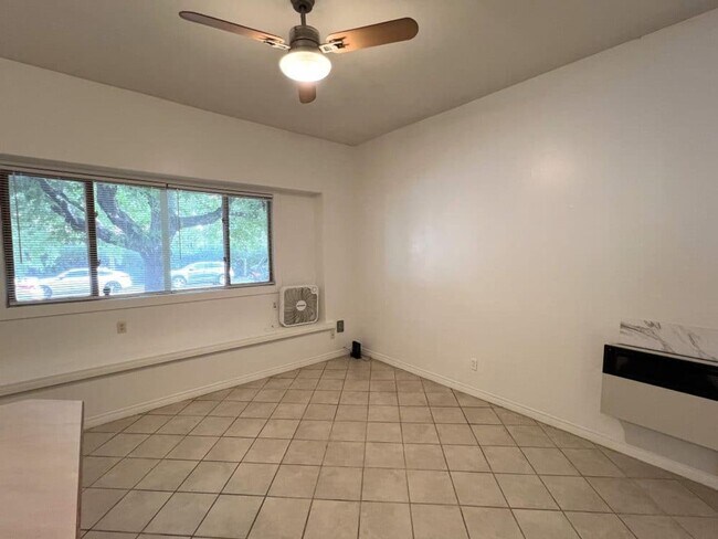 Building Photo - August 2026 Pre-Lease! One Bedroom on the Hill