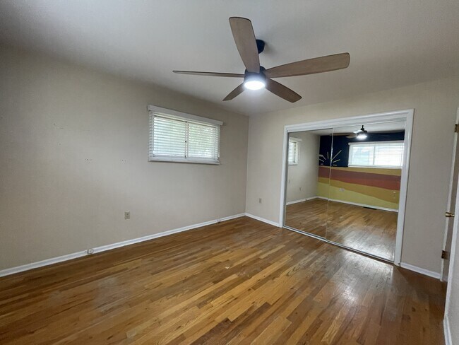 Building Photo - 1055 E 15th N St