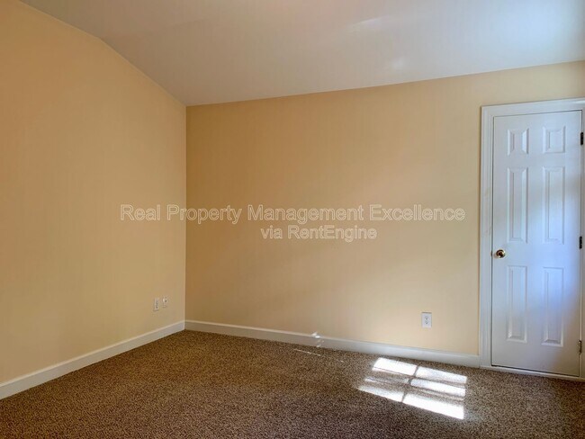 Building Photo - 411 Hogan Woods Cir