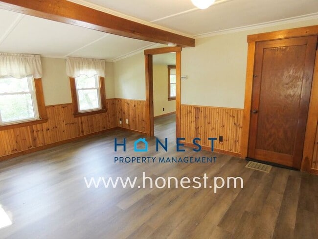 Building Photo - 523 Memorial Dr