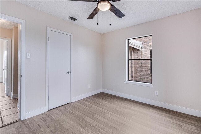 Building Photo - 985 Crossbill St