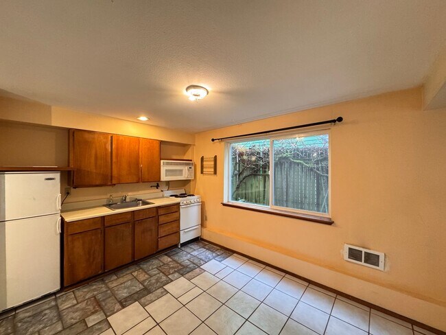 Building Photo - Beautiful Wedgwood Home with Flexible Living + 2nd Kitchen