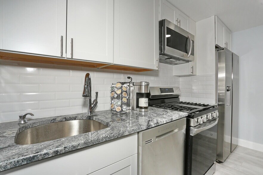 Building Photo - 100 Huguenot Ave