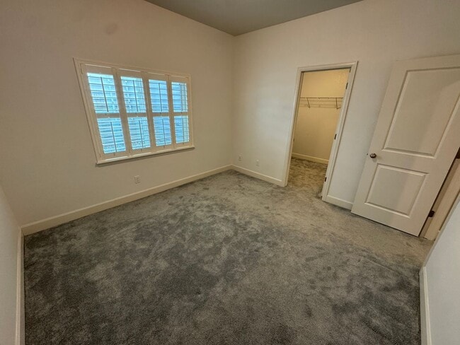 Building Photo - Beautiful spacious home in a lovely quiet ...