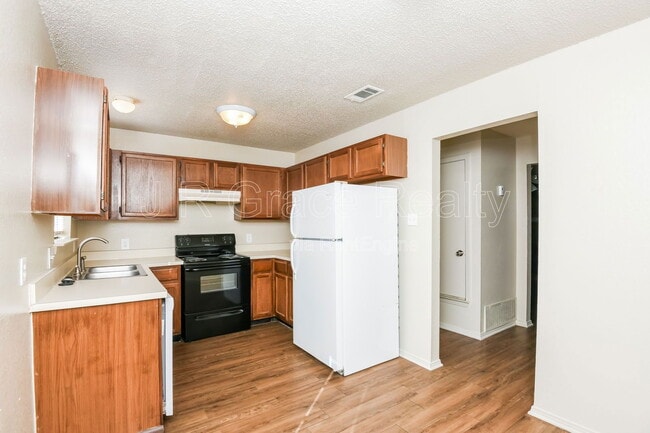 Building Photo - 5841 Shadydell Dr