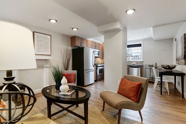 Building Photo - Columbia Heights Updated One Bedroom on Qu...