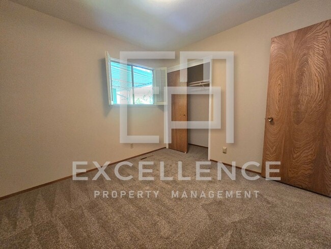 Building Photo - 3/2 House with New Carpet, Real Hardwood F...