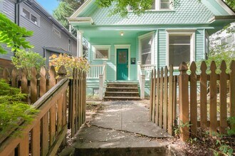 Building Photo - Spacious, light-filled 3-bdrm/2-bath vinta...