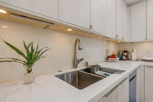 Building Photo - 116 S Glenroy Ave