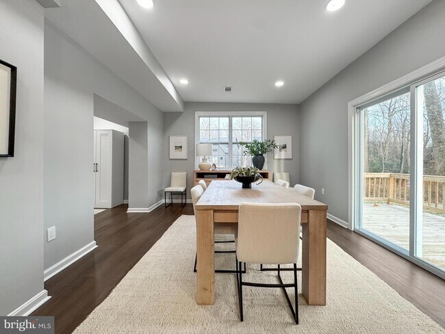 Building Photo - 6621 Hallwood Ave