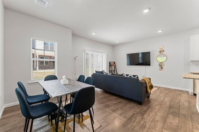 Building Photo - Elegant 3-Bedroom Home in Isaac Court. Available the Second Week of October!