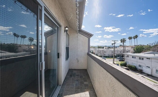 Building Photo - Discover this inviting 1-bedroom, 1-bathro...