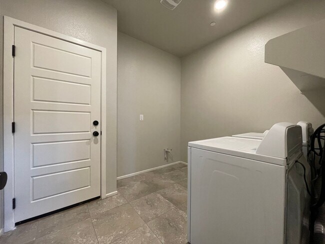 Building Photo - 4451 Sapphire Moon Ave