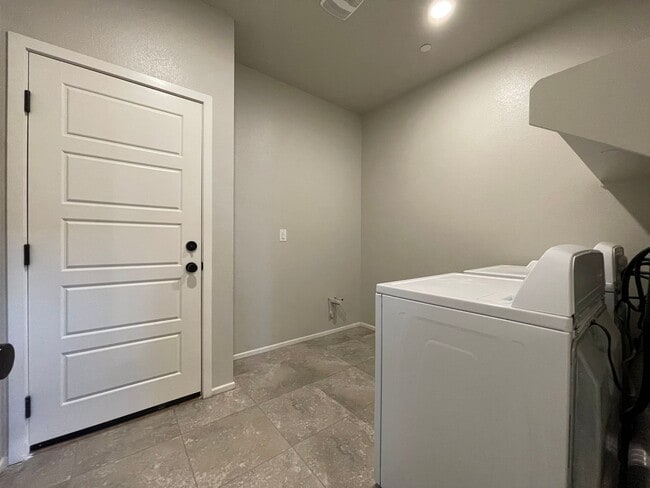 Building Photo - AMAZING GATED 3 BED 2.5 BATH 2 CAR GARAGE !