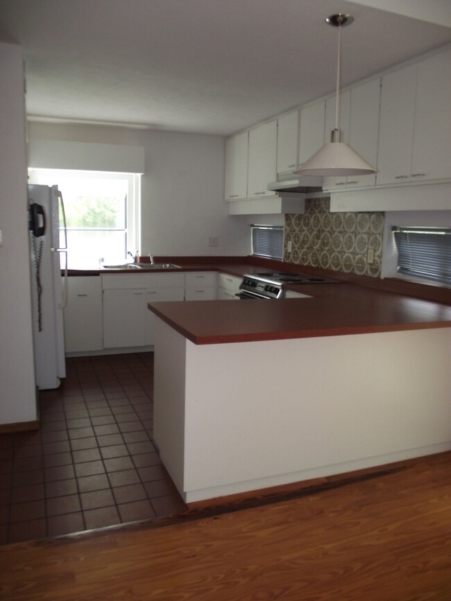 Building Photo - Close proximity to Lake Wauburg & Payne's ...