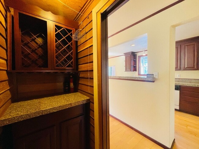 Building Photo - Massive House with Elegant Finishes in Madison Valley!