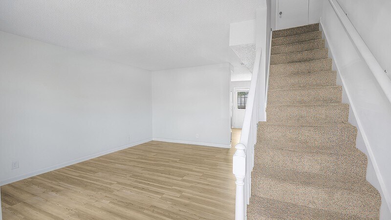 Building Photo - 815 Golf View Pl