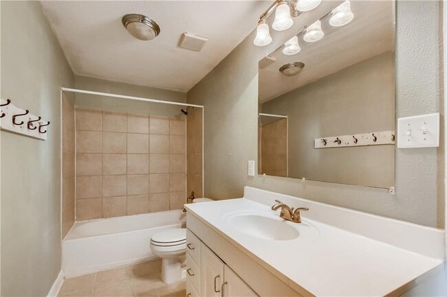 Building Photo - 1319 Davis St