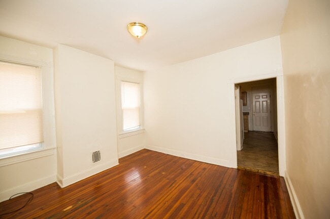 Building Photo - Charles Village 3bd/1.5ba Rowhome w/ W/D & A/C! --Available 8/14