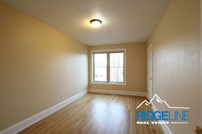Building Photo - Large Remodeled Condo with Garage for Lease!