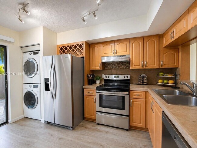 Building Photo - 9645 SW 152nd Ave