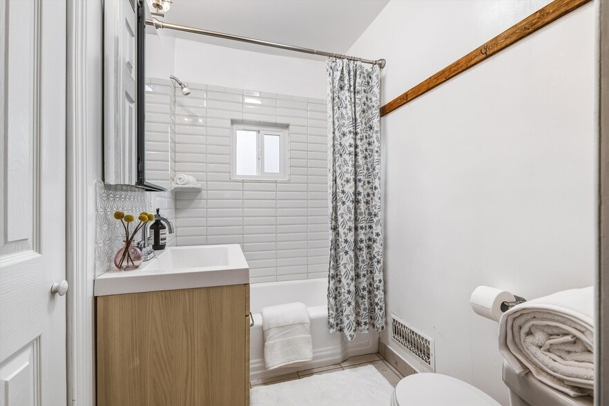 Building Photo - 1319 S Mansfield Ave