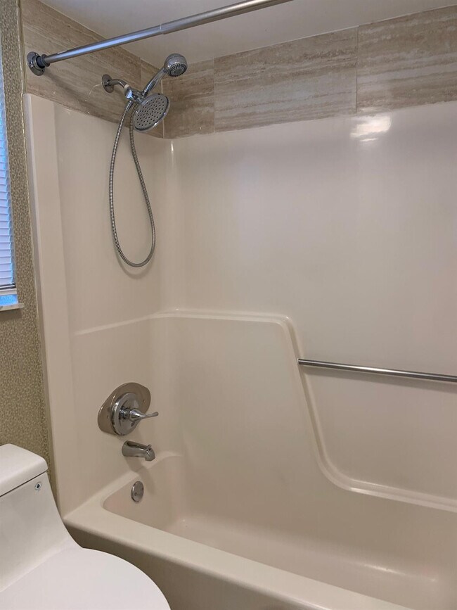 Building Photo - 21915 Lake Forest Cir