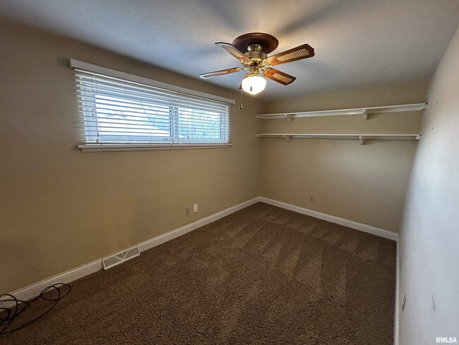 Building Photo - 2114 W Westbrook Dr