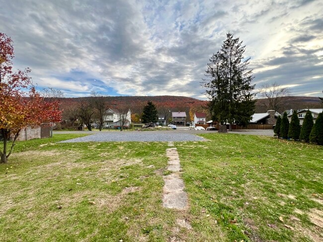 Building Photo - 423 Center St