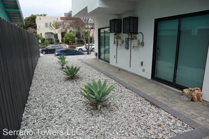 Building Photo - 4570 Oakwood Ave