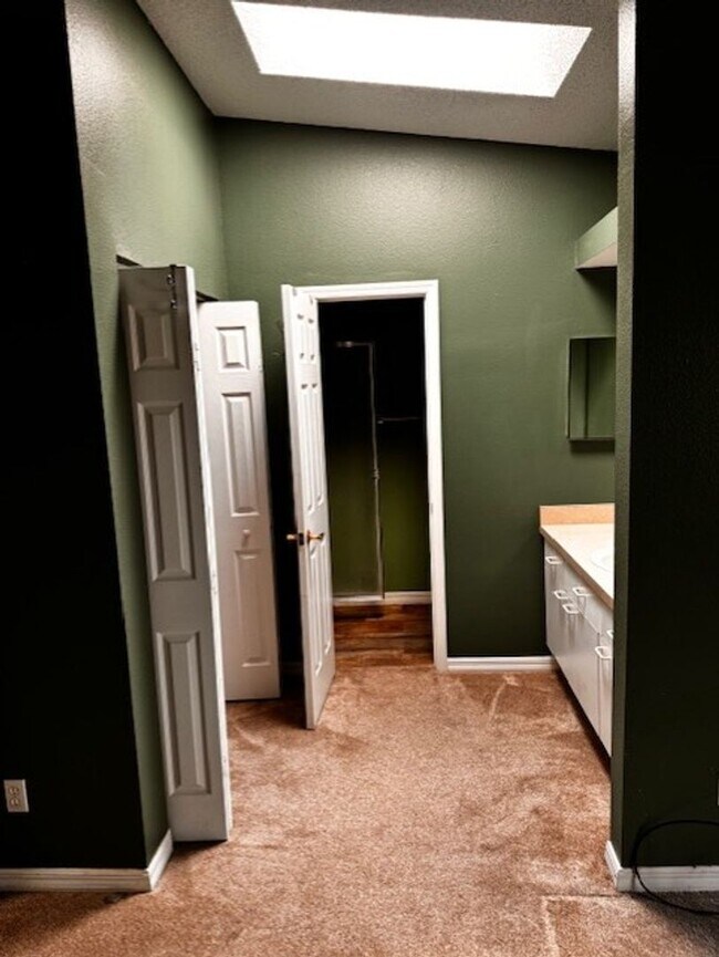 Building Photo - Luxury 3 bedroom 2 bathroom townhome avail...