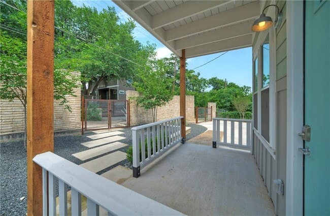 Building Photo - 1006 E 8th St