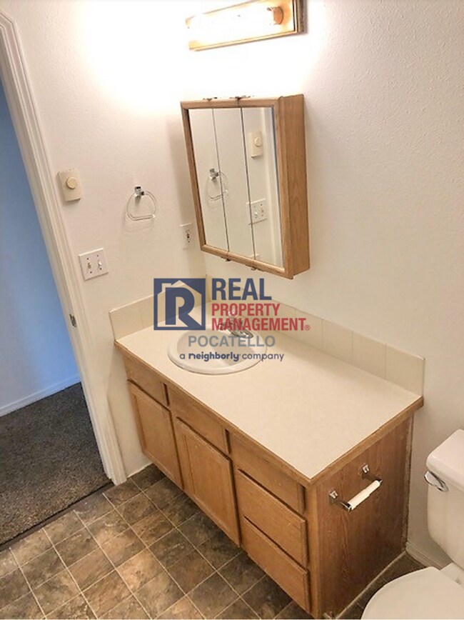 Building Photo - 1120 E Poplar St