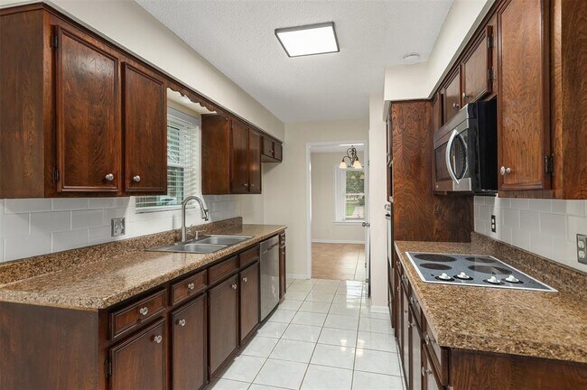 Building Photo - 831 Silverpines Rd