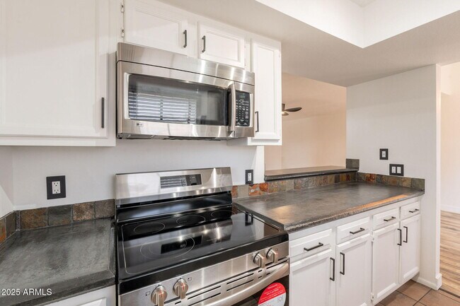 Building Photo - 850 S River Dr
