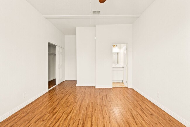 Building Photo - 621 E Kingsley Ave
