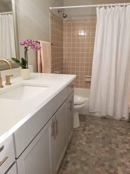 Building Photo - 1030 Davidson Dr