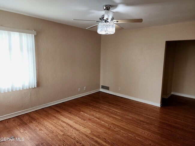 Building Photo - 3431 Aurora Ave