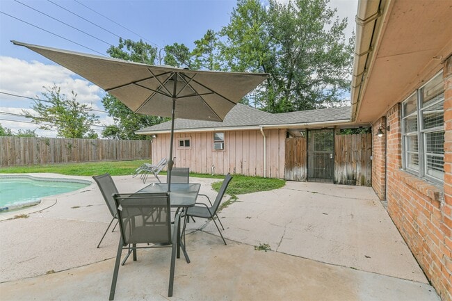 Building Photo - 623 E Cypresswood Dr