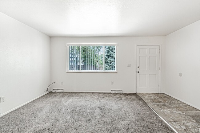 Building Photo - Spacious 3BD, 2BA Lakewood Half-Duplex wit...