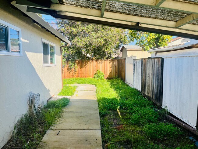 Building Photo - 108 Gladys Ave