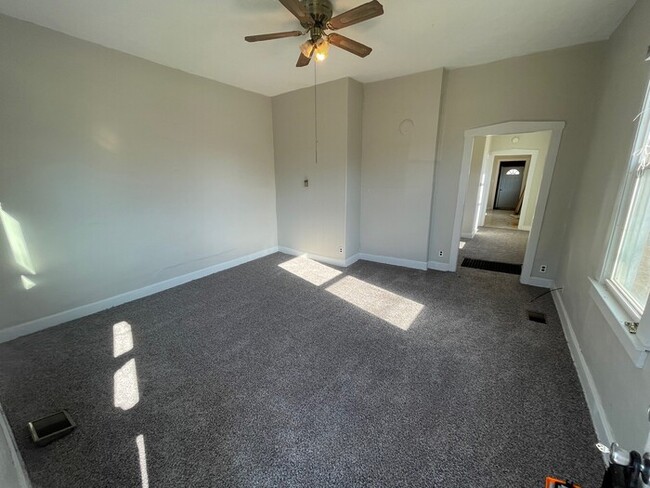 Building Photo - 2BD/1BA Shotgun House